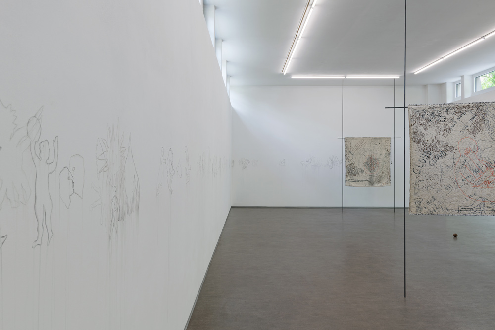 Ausstellungsansicht BEYOND THE GARDEN, Claudia Losi; Galerie Stadtpark Krems, 2026; Foto: Stefan Lux; Claudia Losi; Animule (Figure Combinations), 2026; Wandbild (Aquarellstift, Wasser), 50 x 1.600 cm