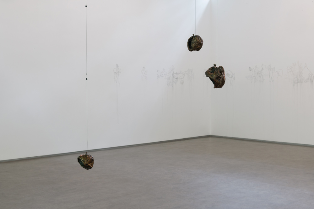 Ausstellungsansicht BEYOND THE GARDEN, Claudia Losi; Galerie Stadtpark Krems, 2026; Foto: Stefan Lux; Claudia Losi; Pomi, 2025; Messing mit Metalldraht und kleinen Bleigewichten; Ø jeweils ca. 5 cm