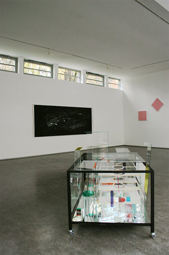  Ausstellungsansicht How to be a player, Gregor Eldarb, Martina  Steckholzer, 2009